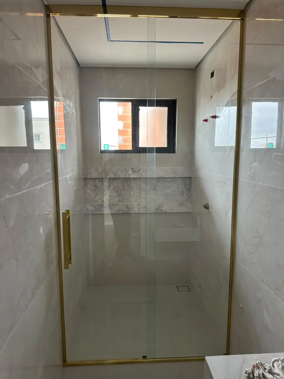 Box de banheiro com perfil dourado