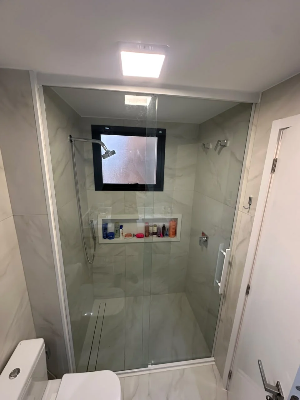 Box de banheiro com perfil branco e porcelanato