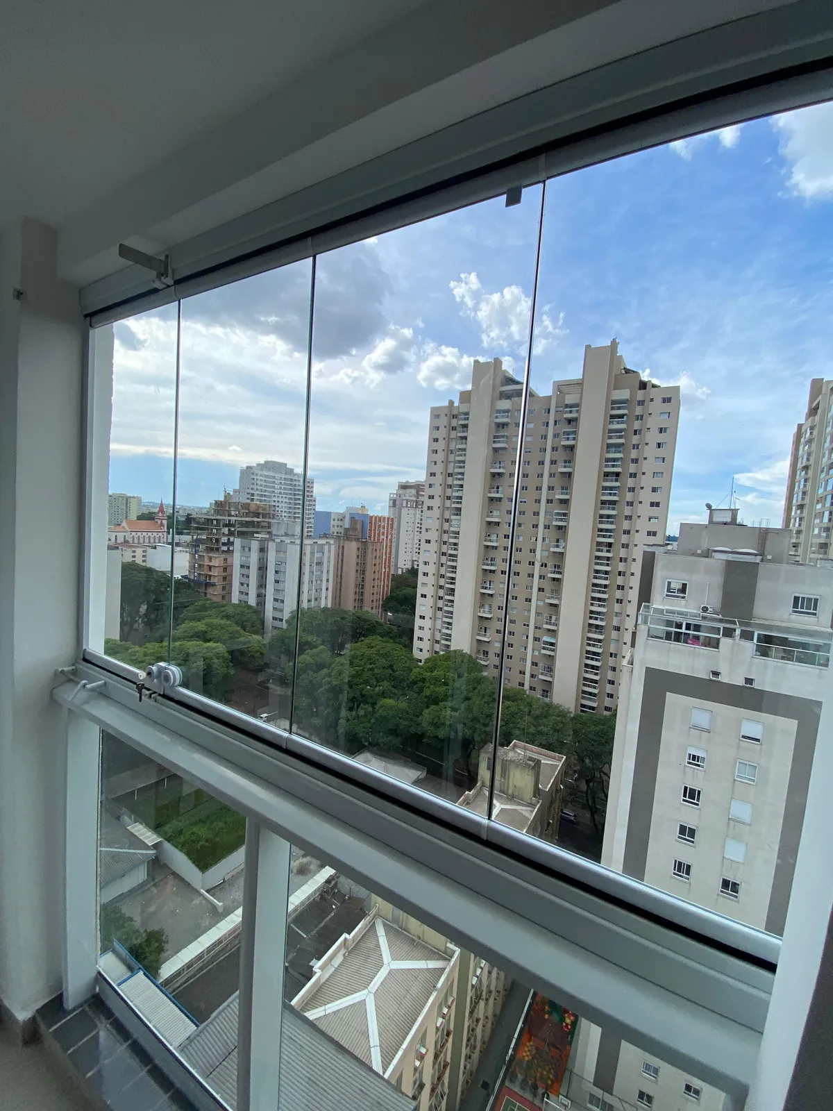 Fechamento de varanda com visão da cidade